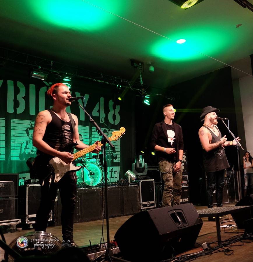 Rybičky 48 v Plzni - Kuba Ryba byl hlasově indisponován, i tak Plzeň nabili energií