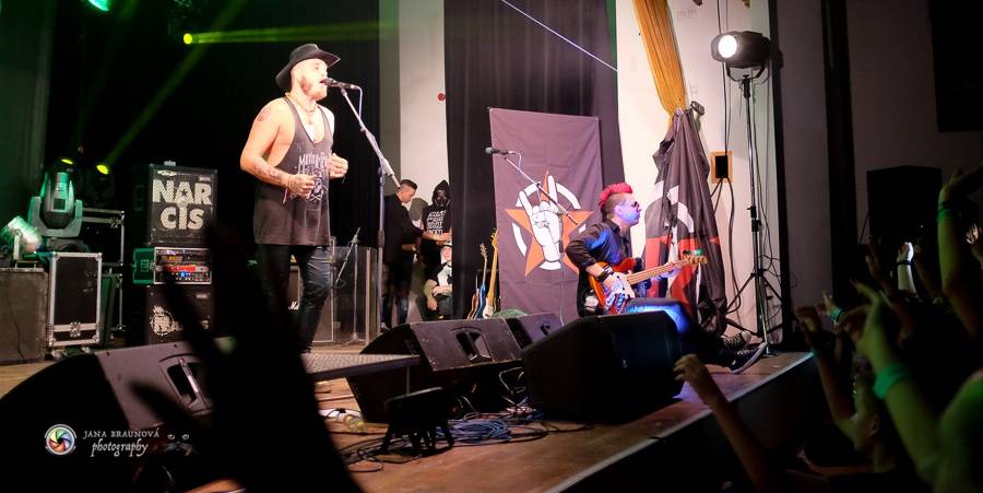 Rybičky 48 v Plzni - Kuba Ryba byl hlasově indisponován, i tak Plzeň nabili energií