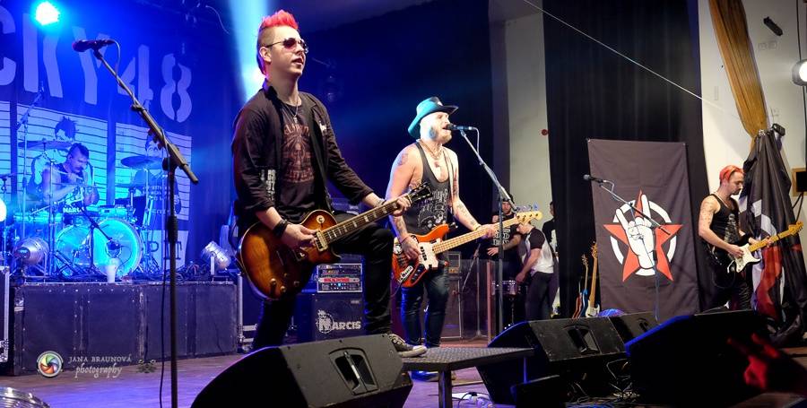 Rybičky 48 v Plzni - Kuba Ryba byl hlasově indisponován, i tak Plzeň nabili energií