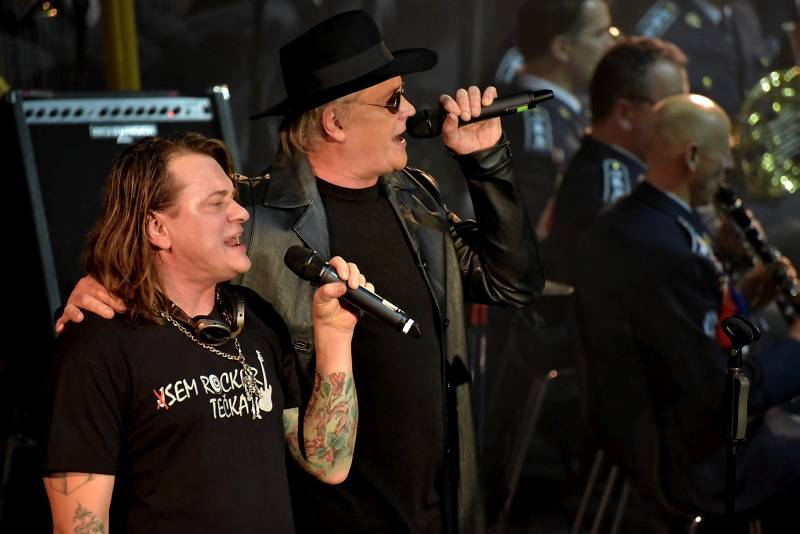 Michal Pavlíček oslavil ve Foru Karlín šedesátku: byli u toho Bára Basiková, Michael Kocáb, Kamil Střihavka a další hosté