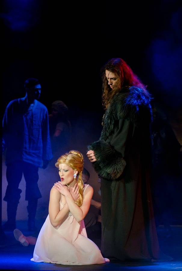 Angelika se vrátila v novém kabátě: Josef Vojtek a Michaela Gemrotová v hlavních rolích zaplnili divadlo Broadway