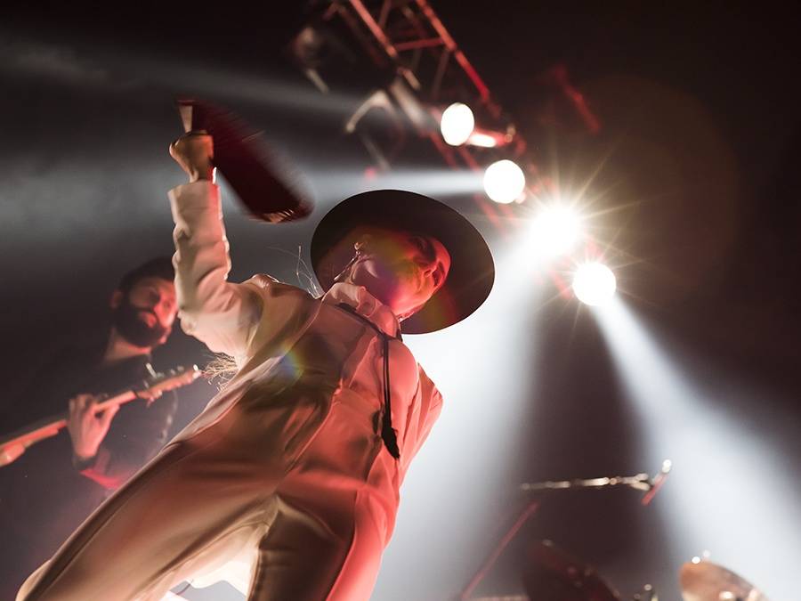 Parov Stelar vzal pražskou Tipsport Arénu na luxusní electroswingovou party