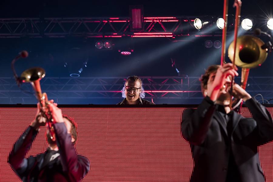 Parov Stelar vzal pražskou Tipsport Arénu na luxusní electroswingovou party