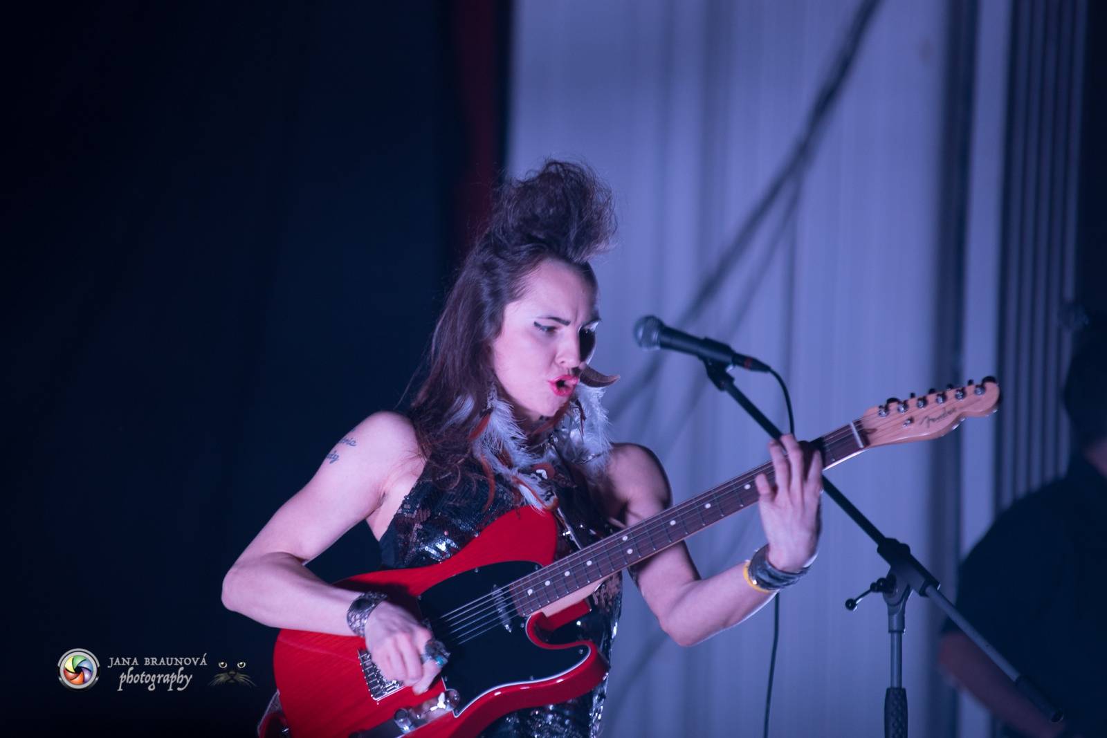 Hra zrcadel, diskokoule a kočičí mejdan: Mandrage zahájili turné v Plzni