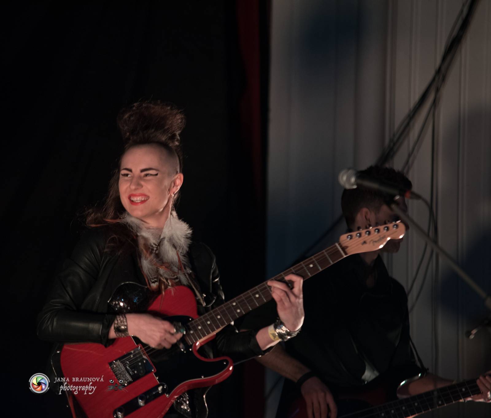 Hra zrcadel, diskokoule a kočičí mejdan: Mandrage zahájili turné v Plzni