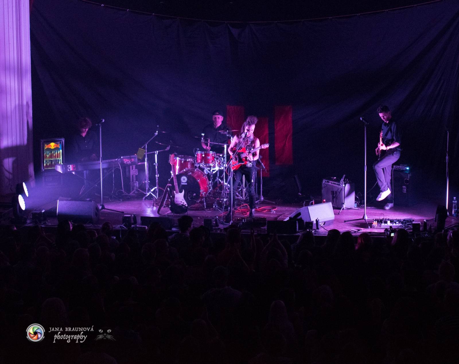 Hra zrcadel, diskokoule a kočičí mejdan: Mandrage zahájili turné v Plzni