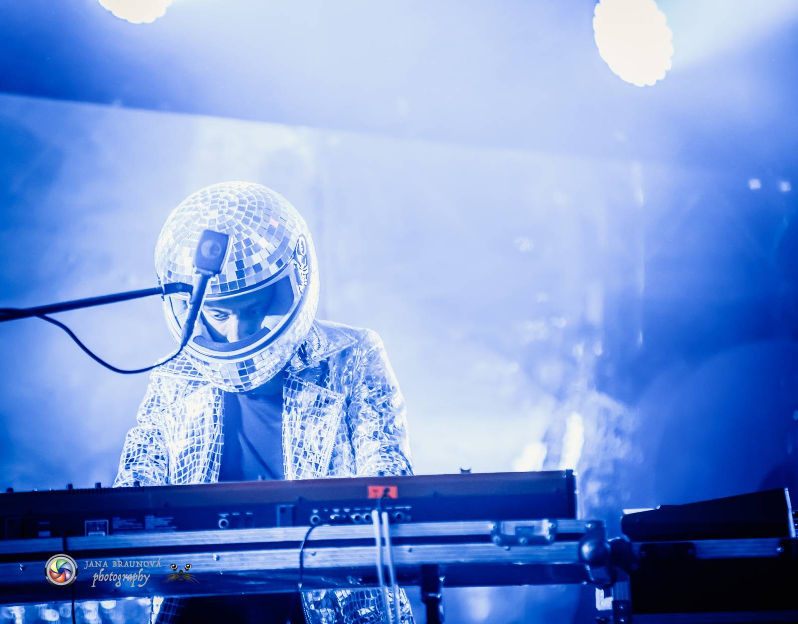 Hra zrcadel, diskokoule a kočičí mejdan: Mandrage zahájili turné v Plzni