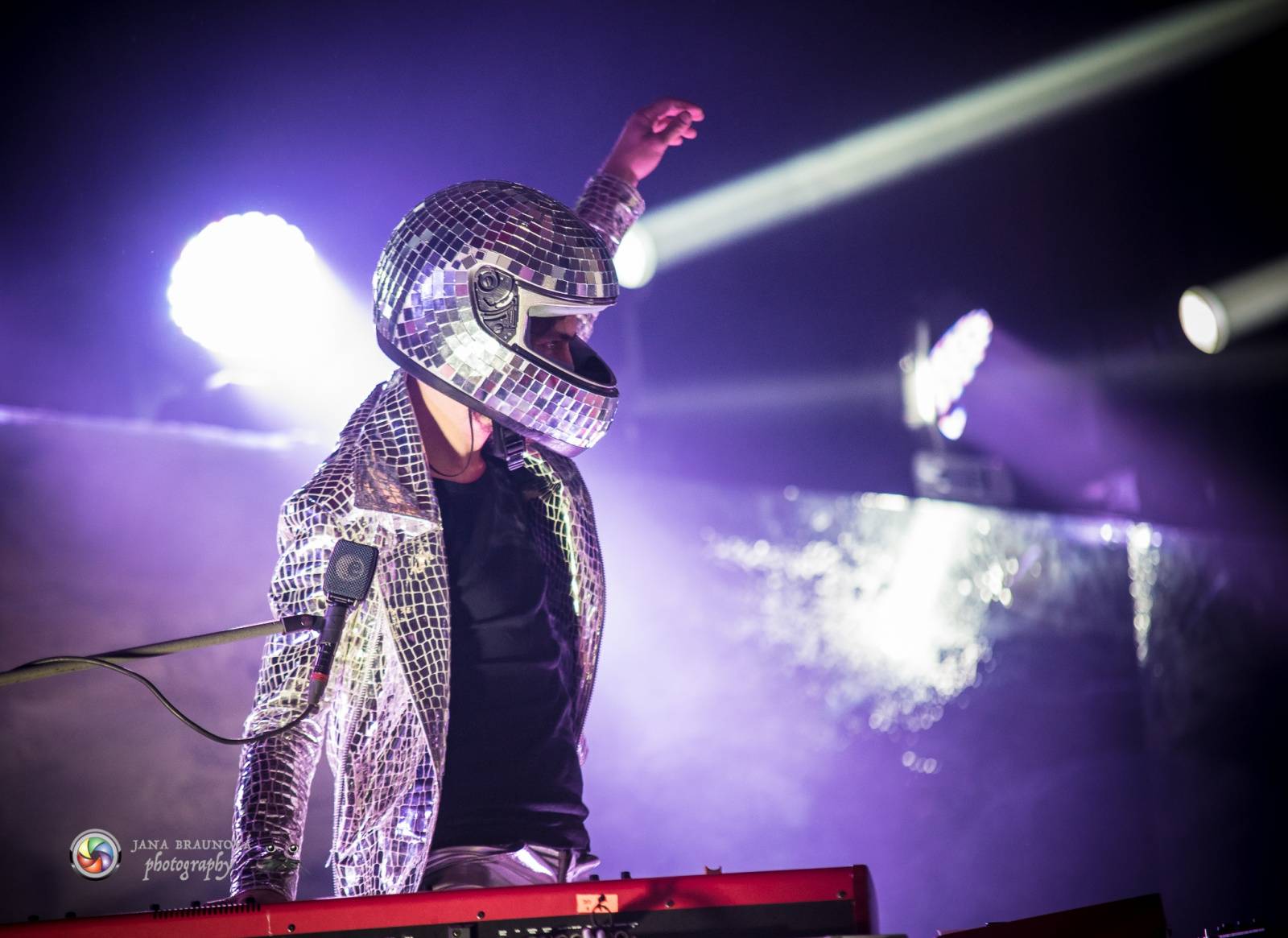 Hra zrcadel, diskokoule a kočičí mejdan: Mandrage zahájili turné v Plzni