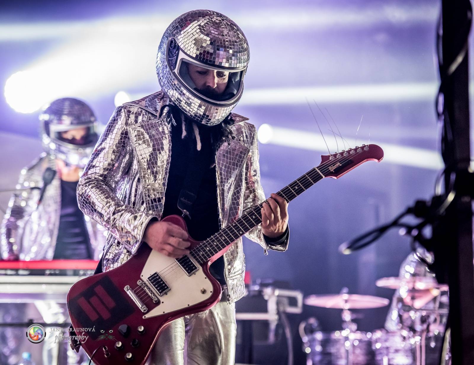 Hra zrcadel, diskokoule a kočičí mejdan: Mandrage zahájili turné v Plzni