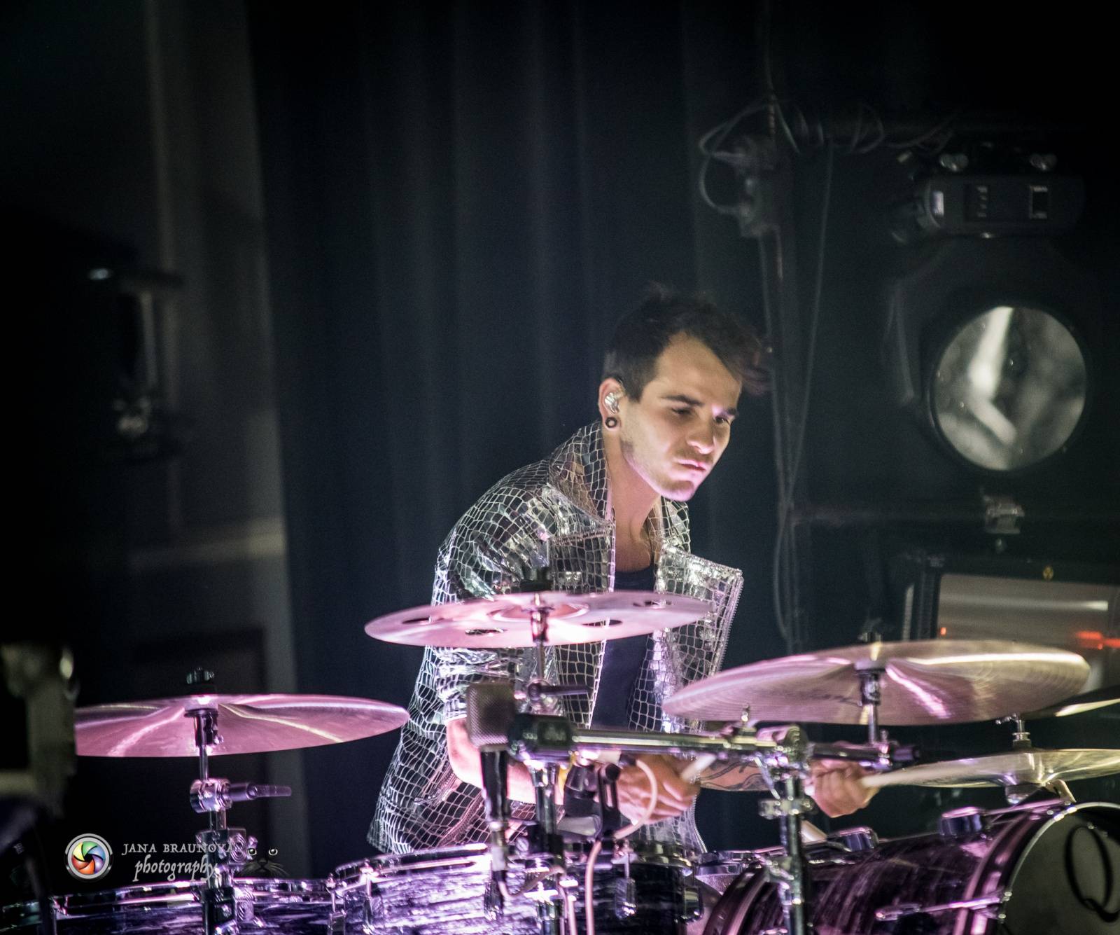 Hra zrcadel, diskokoule a kočičí mejdan: Mandrage zahájili turné v Plzni