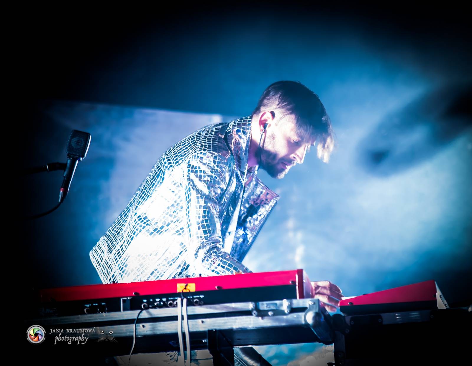 Hra zrcadel, diskokoule a kočičí mejdan: Mandrage zahájili turné v Plzni