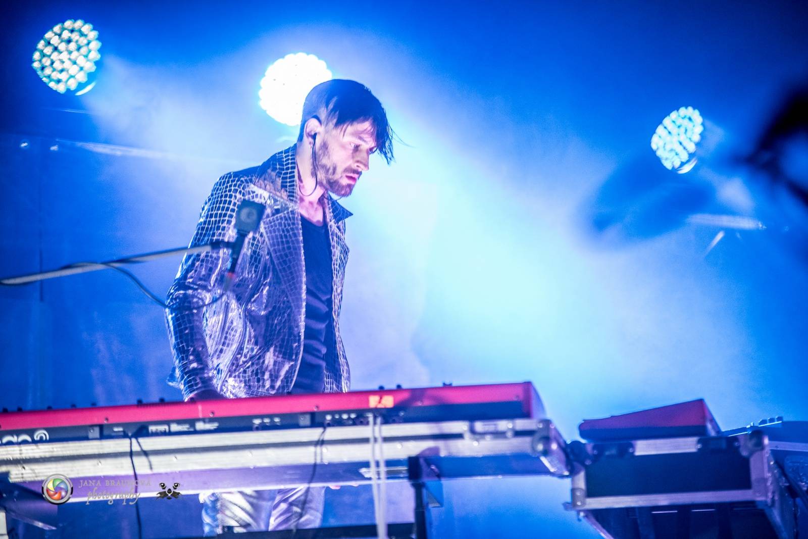 Hra zrcadel, diskokoule a kočičí mejdan: Mandrage zahájili turné v Plzni