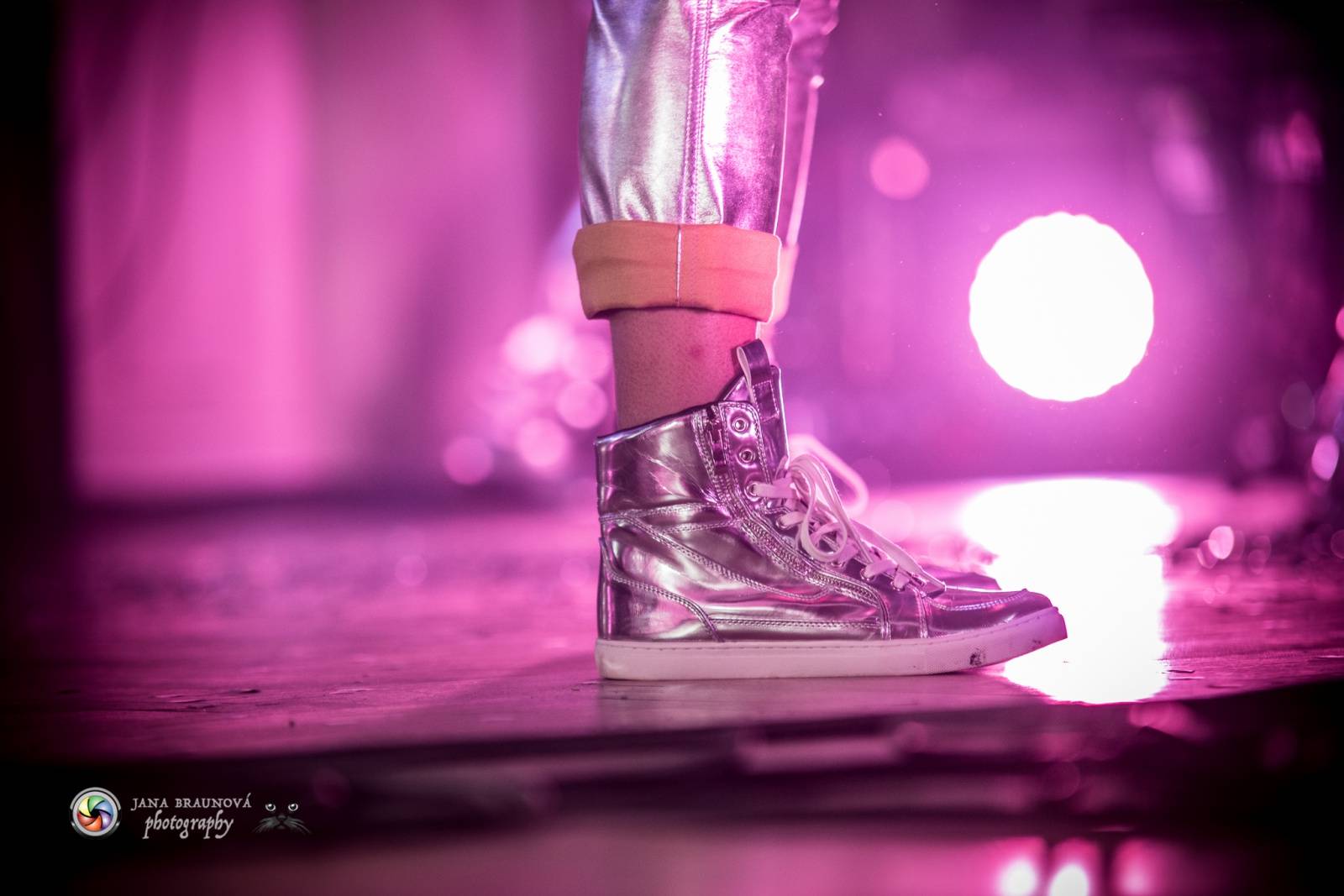 Hra zrcadel, diskokoule a kočičí mejdan: Mandrage zahájili turné v Plzni