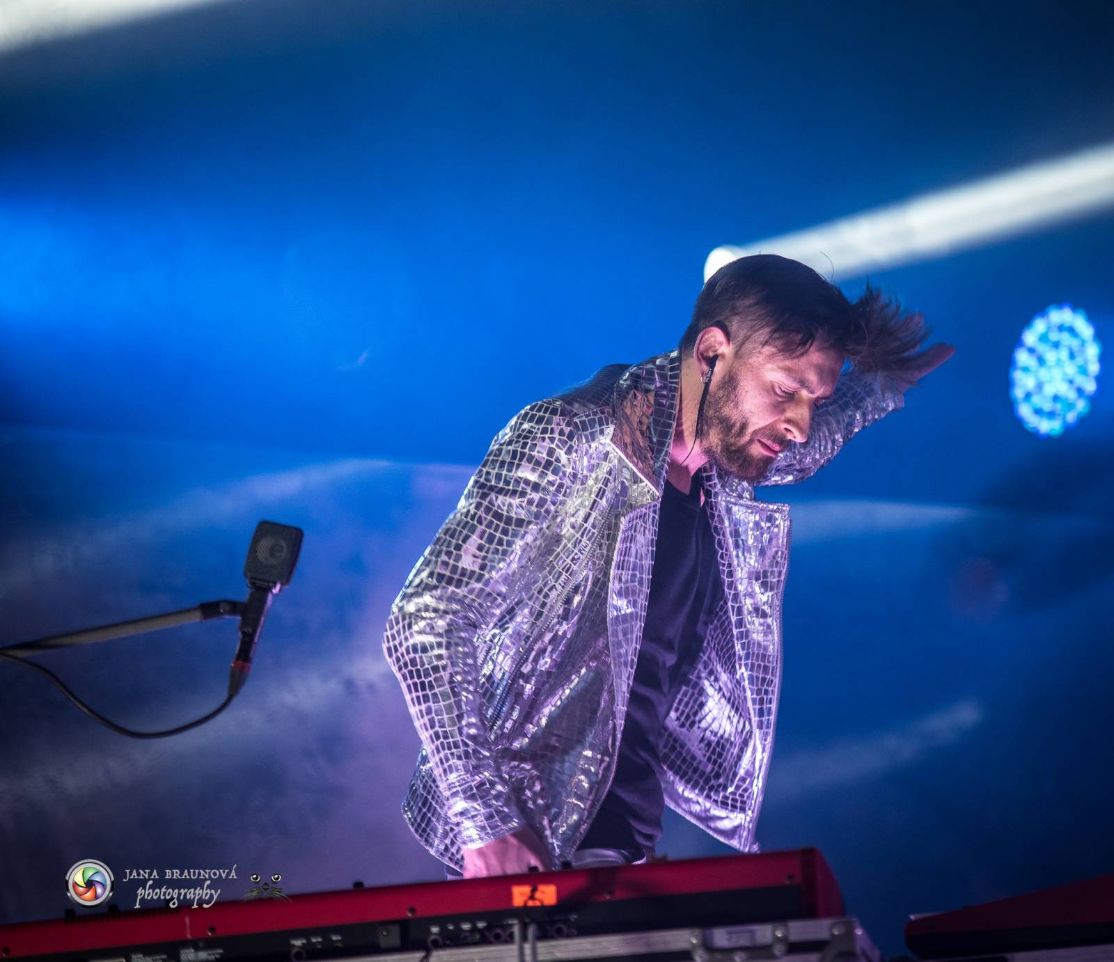 Hra zrcadel, diskokoule a kočičí mejdan: Mandrage zahájili turné v Plzni