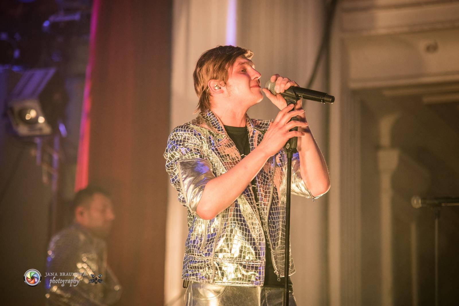 Hra zrcadel, diskokoule a kočičí mejdan: Mandrage zahájili turné v Plzni