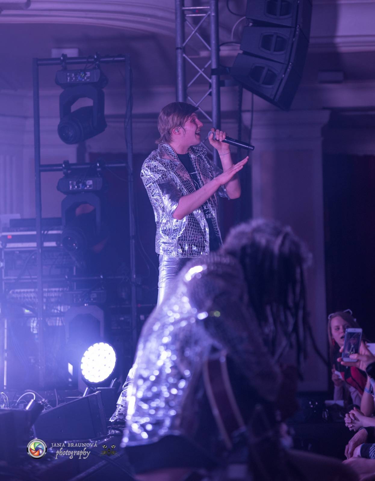 Hra zrcadel, diskokoule a kočičí mejdan: Mandrage zahájili turné v Plzni