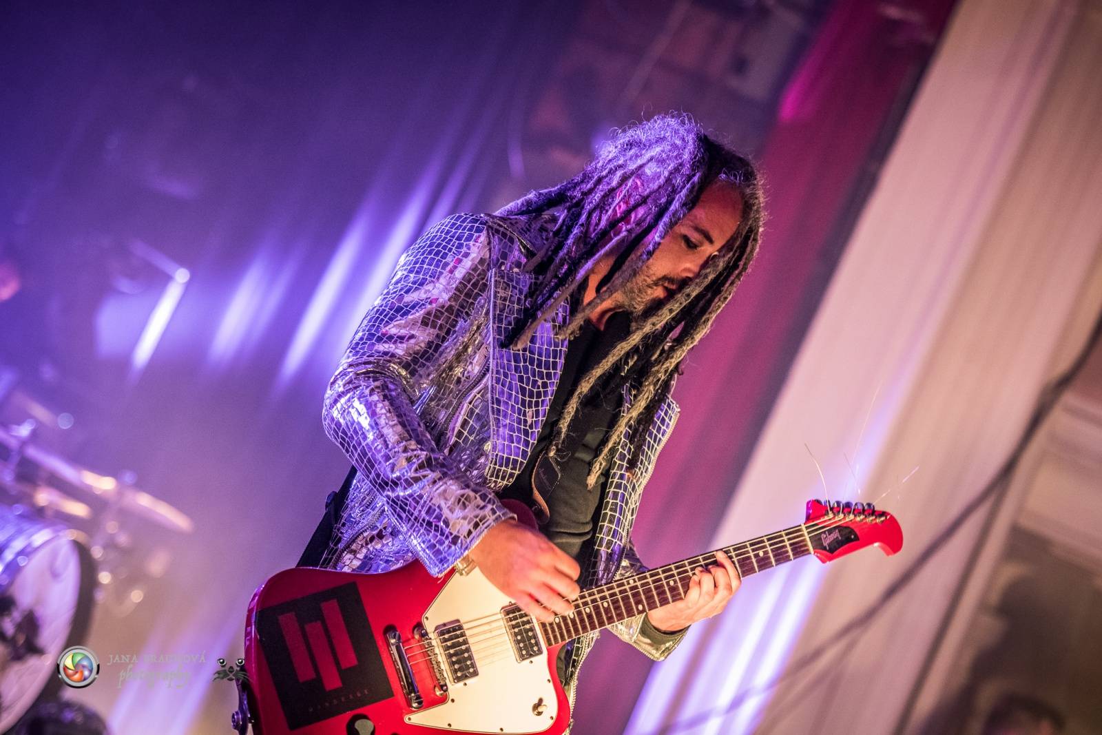 Hra zrcadel, diskokoule a kočičí mejdan: Mandrage zahájili turné v Plzni