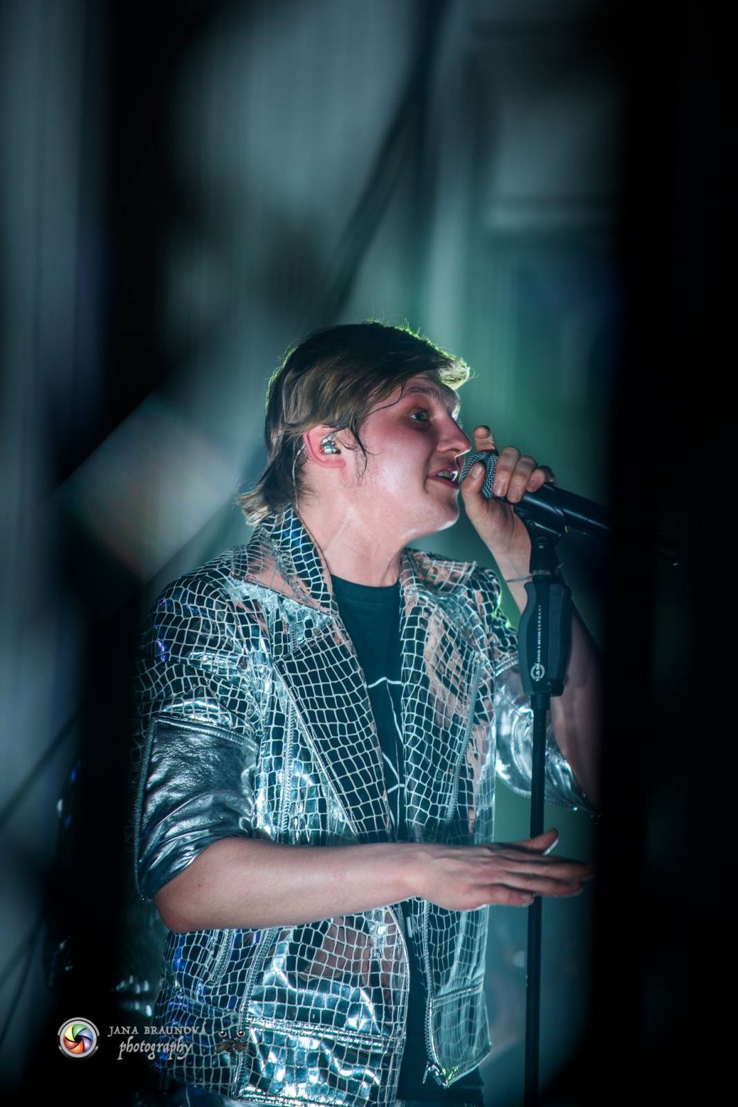 Hra zrcadel, diskokoule a kočičí mejdan: Mandrage zahájili turné v Plzni