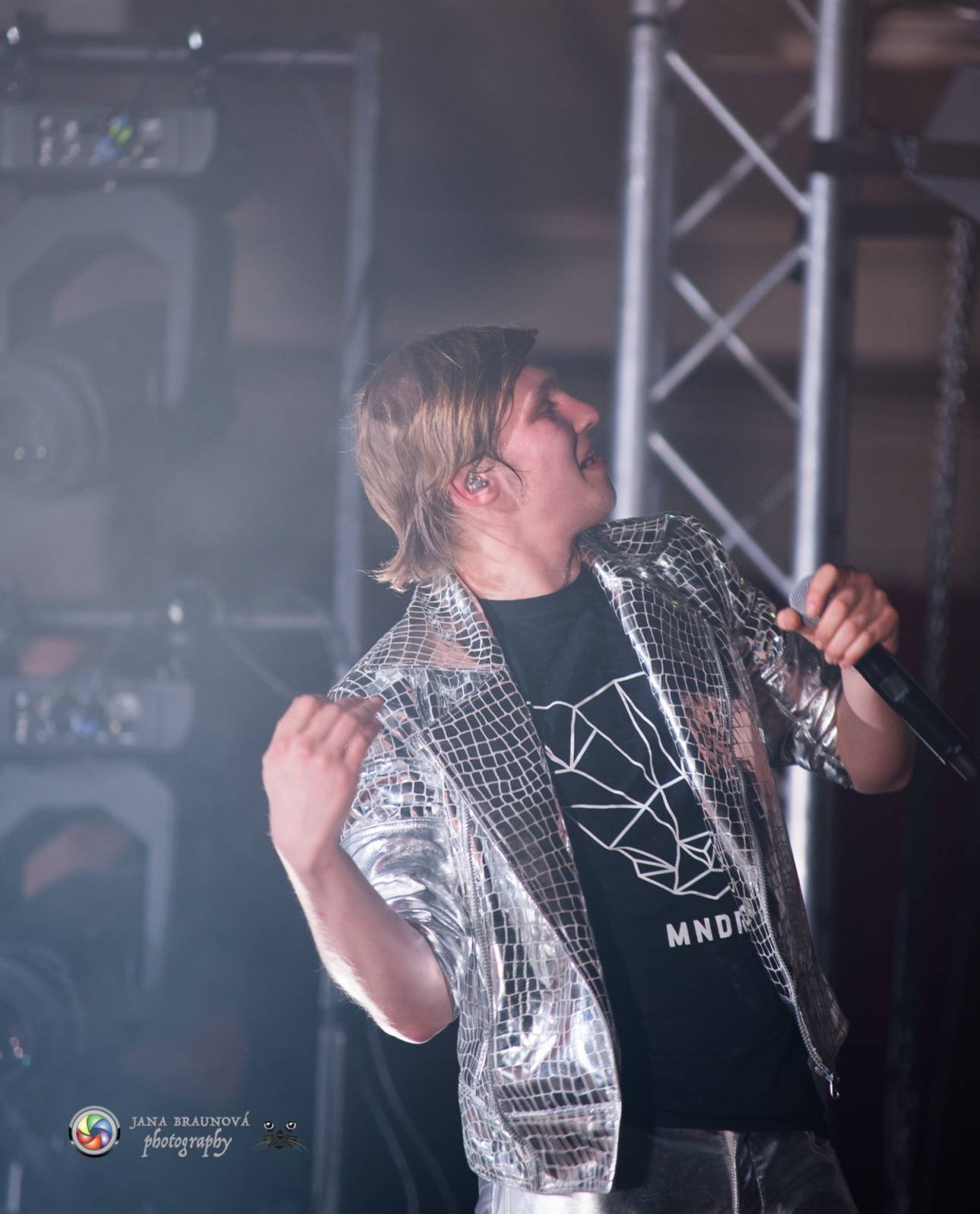 Hra zrcadel, diskokoule a kočičí mejdan: Mandrage zahájili turné v Plzni