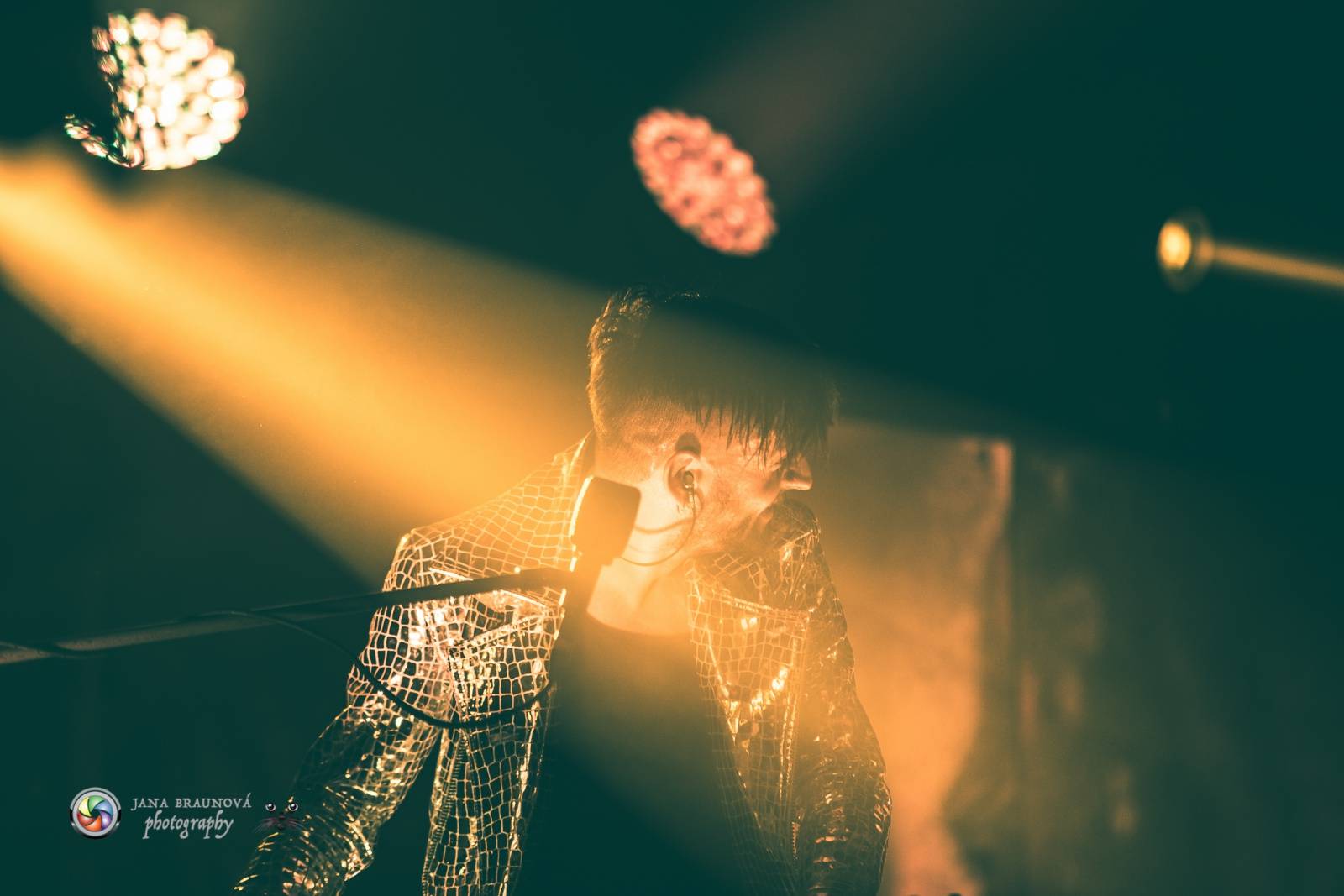 Hra zrcadel, diskokoule a kočičí mejdan: Mandrage zahájili turné v Plzni