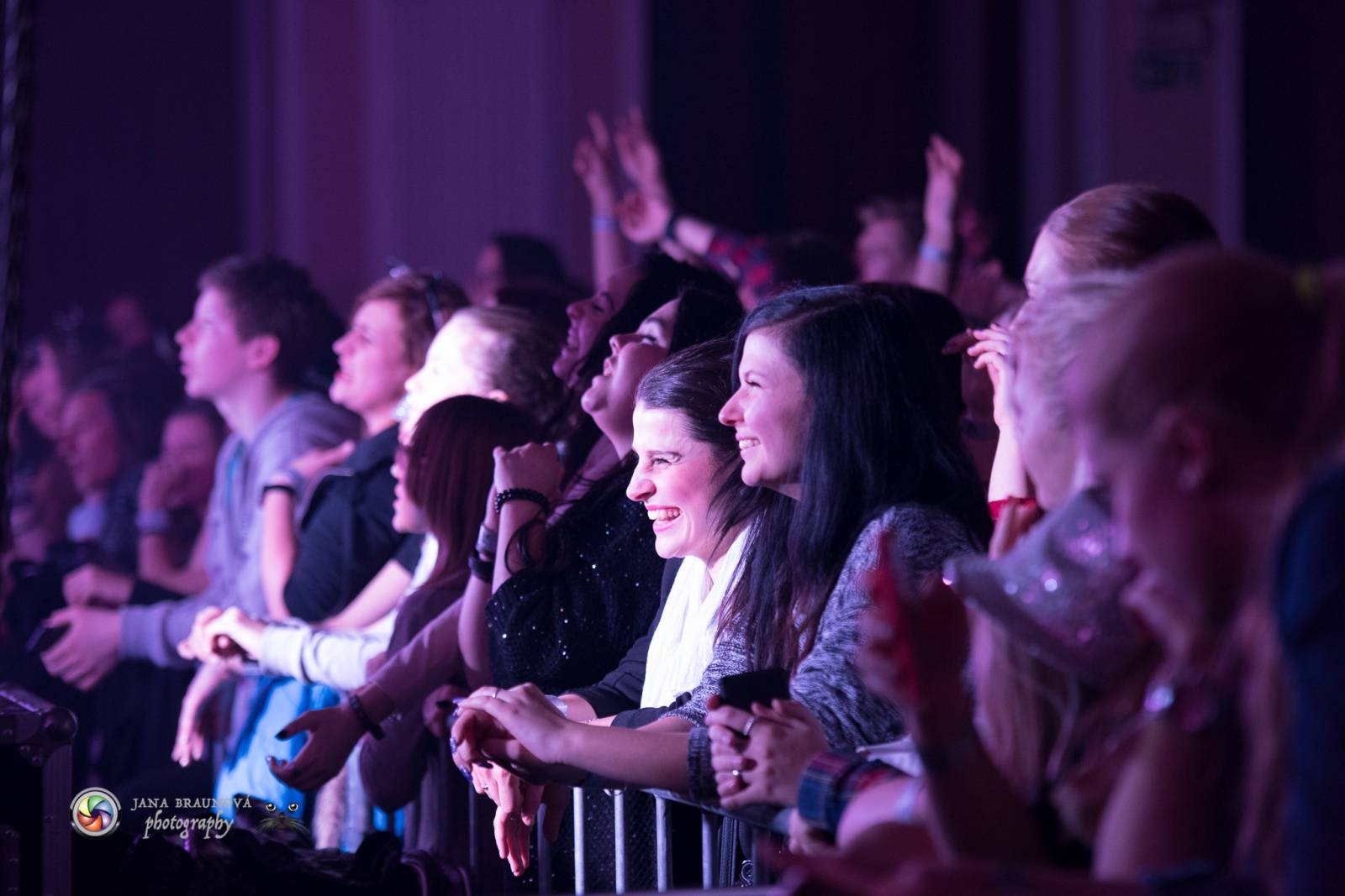 Hra zrcadel, diskokoule a kočičí mejdan: Mandrage zahájili turné v Plzni