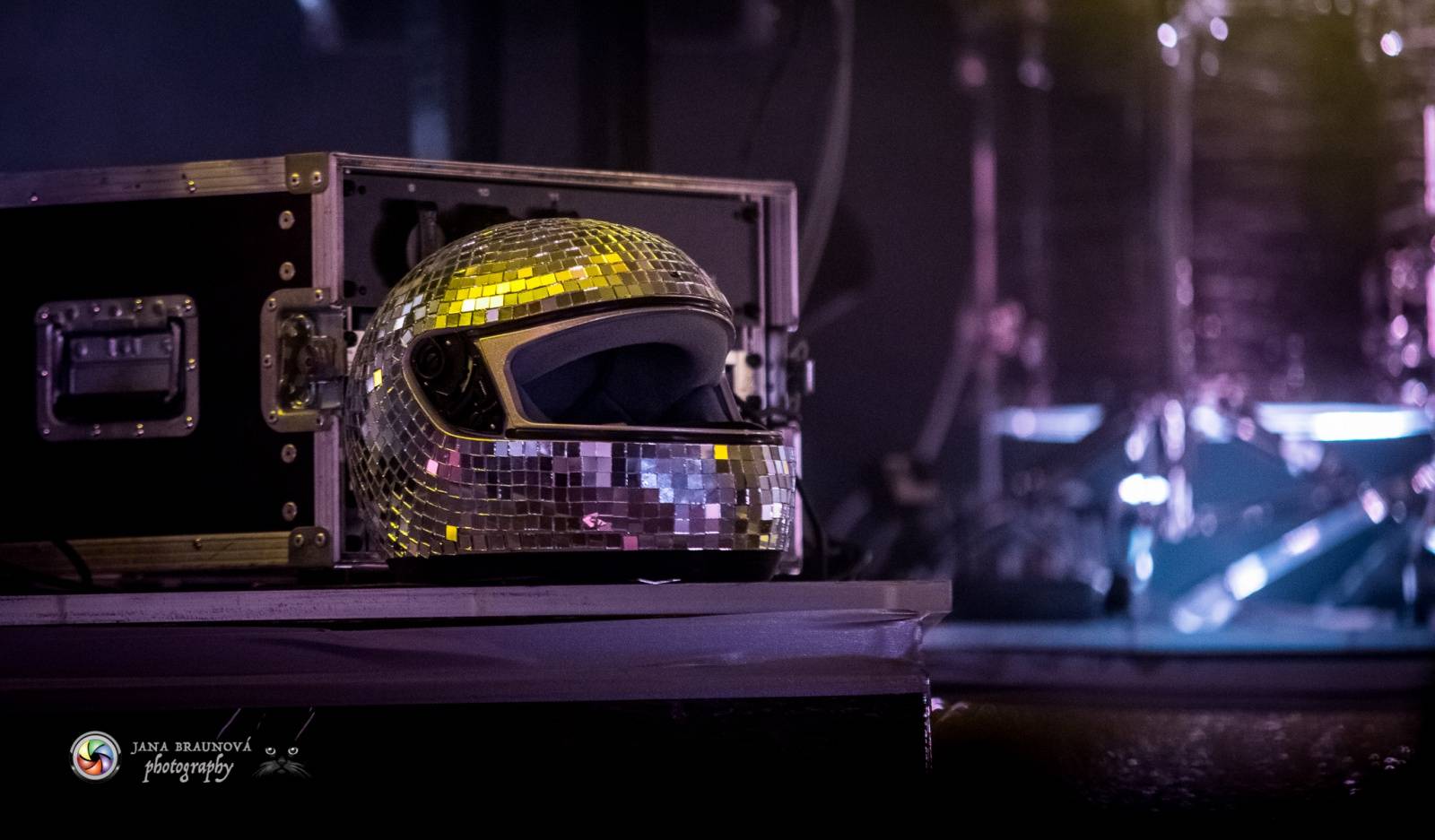 Hra zrcadel, diskokoule a kočičí mejdan: Mandrage zahájili turné v Plzni