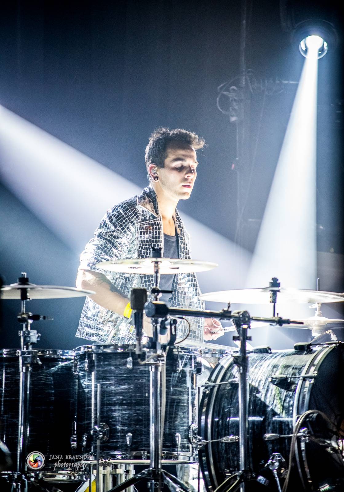 Hra zrcadel, diskokoule a kočičí mejdan: Mandrage zahájili turné v Plzni