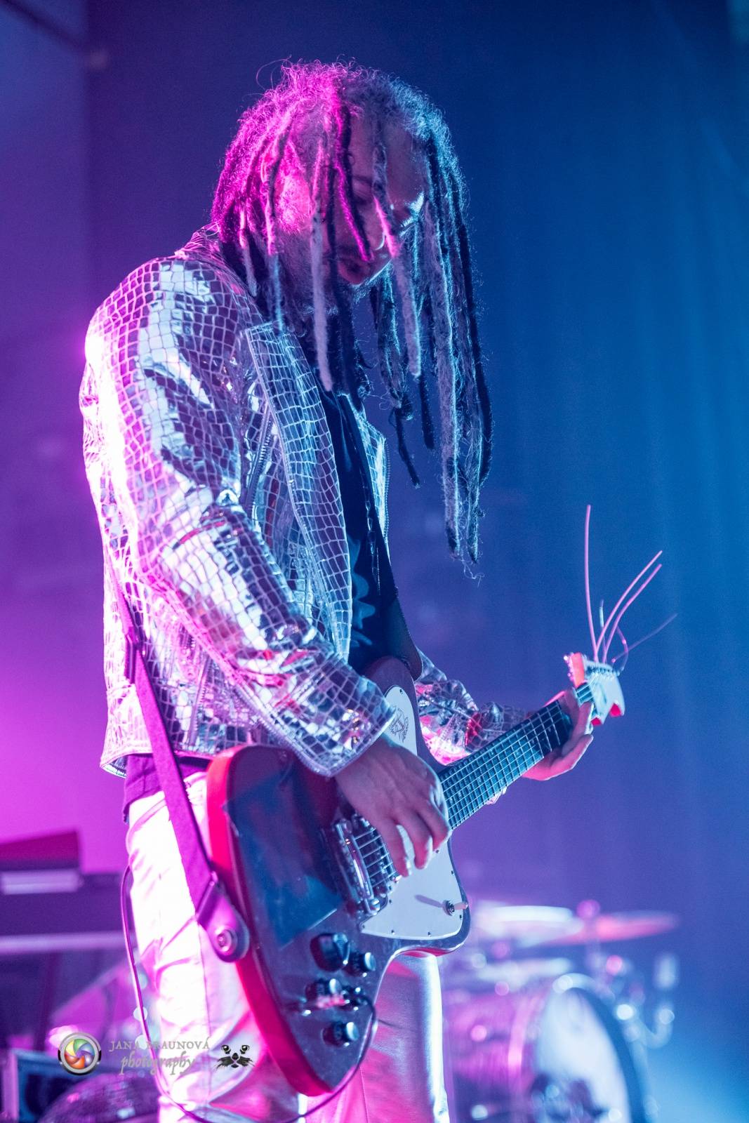 Hra zrcadel, diskokoule a kočičí mejdan: Mandrage zahájili turné v Plzni