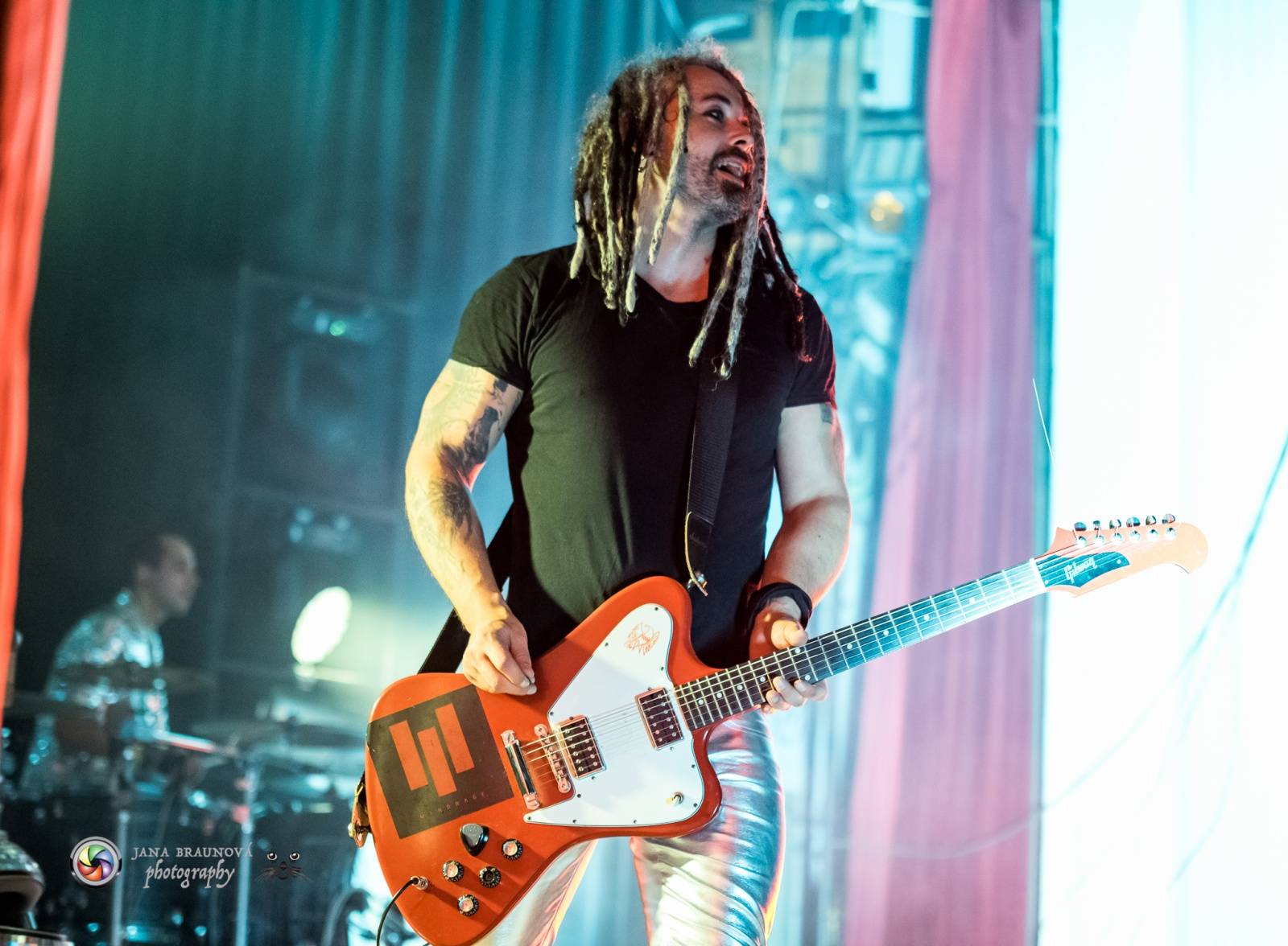 Hra zrcadel, diskokoule a kočičí mejdan: Mandrage zahájili turné v Plzni