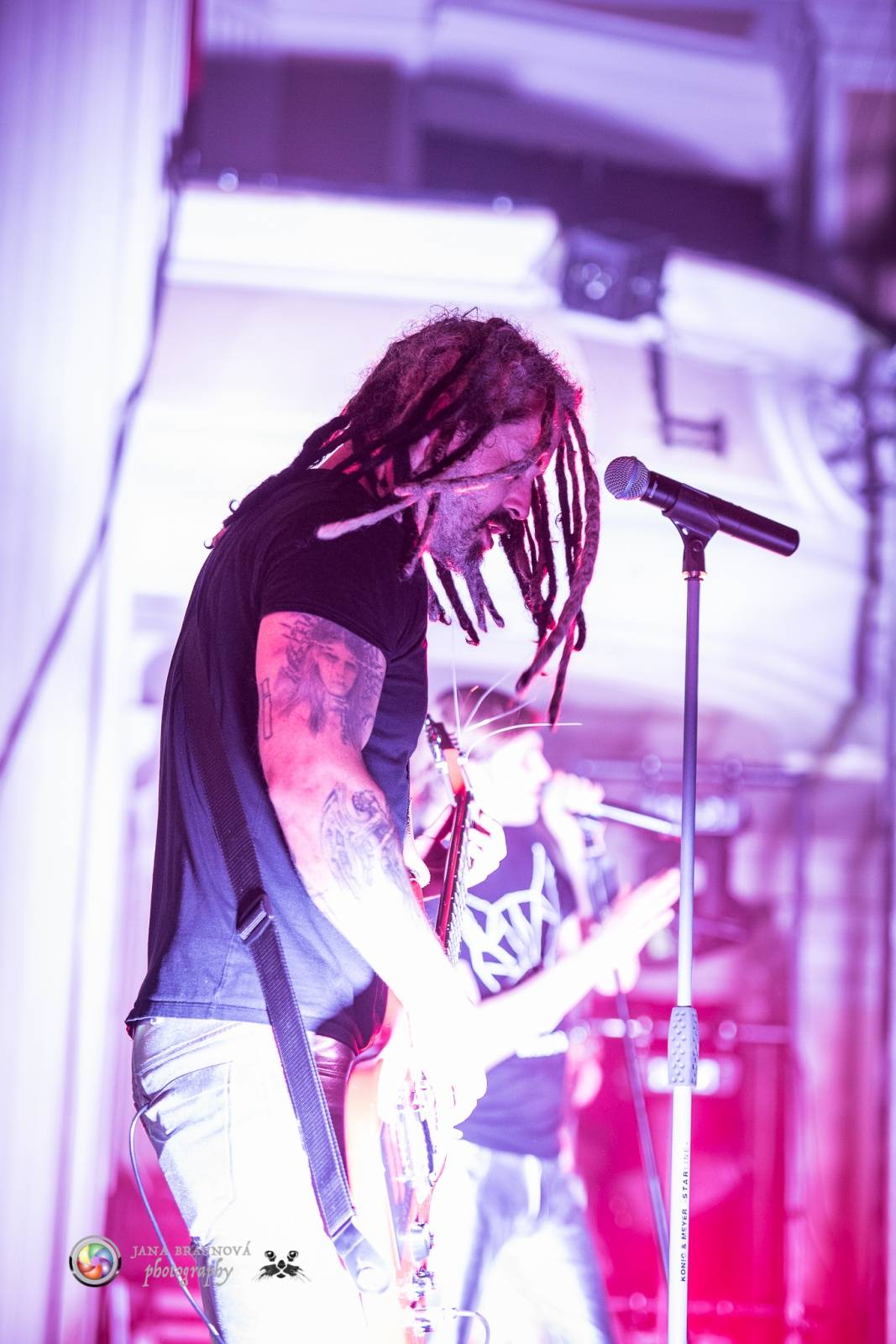 Hra zrcadel, diskokoule a kočičí mejdan: Mandrage zahájili turné v Plzni