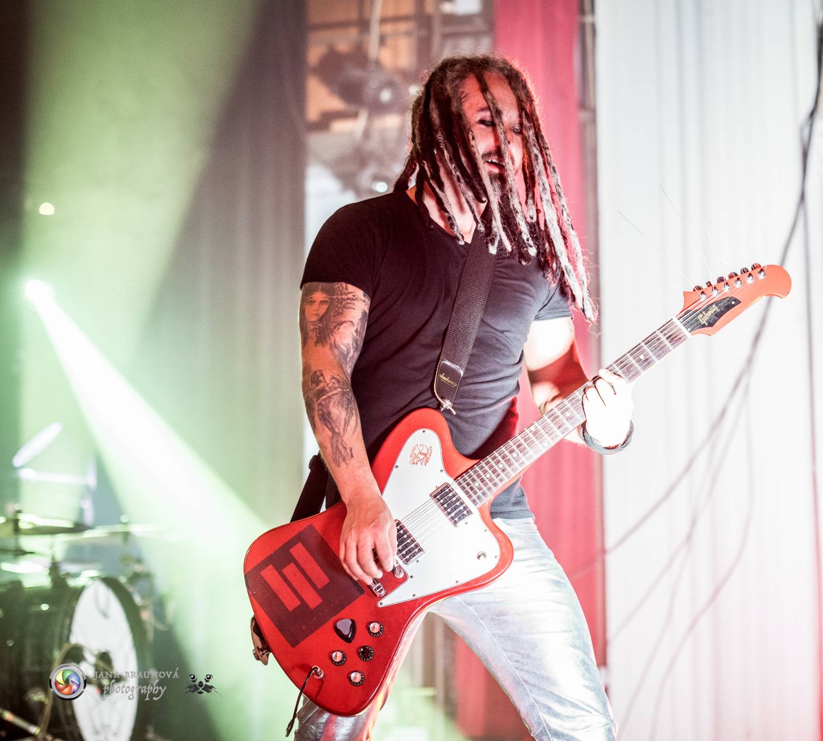 Hra zrcadel, diskokoule a kočičí mejdan: Mandrage zahájili turné v Plzni