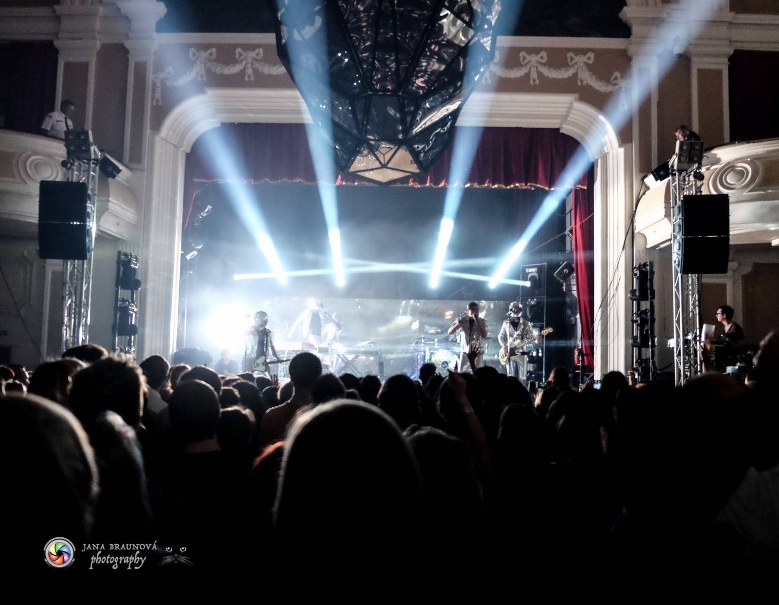 Hra zrcadel, diskokoule a kočičí mejdan: Mandrage zahájili turné v Plzni