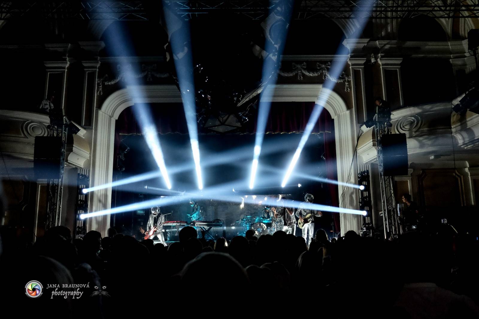 Hra zrcadel, diskokoule a kočičí mejdan: Mandrage zahájili turné v Plzni