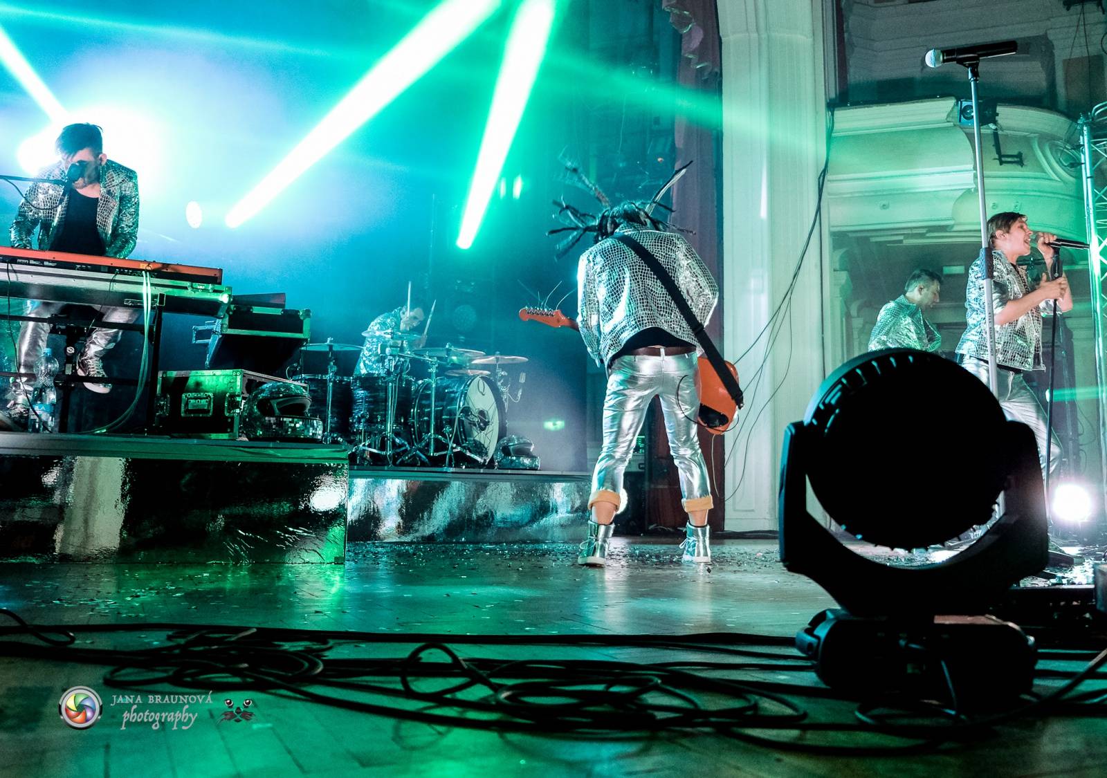 Hra zrcadel, diskokoule a kočičí mejdan: Mandrage zahájili turné v Plzni