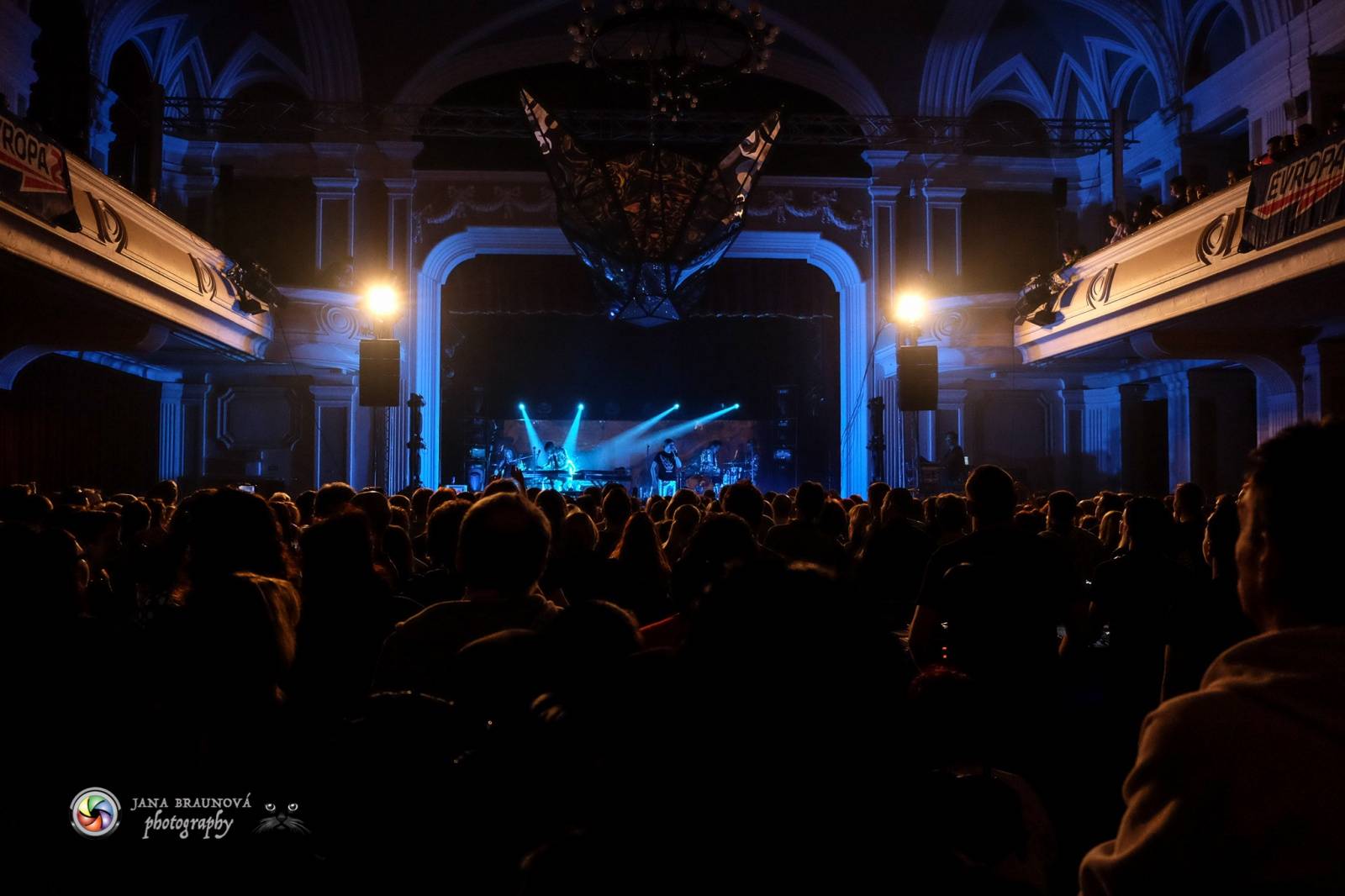 Hra zrcadel, diskokoule a kočičí mejdan: Mandrage zahájili turné v Plzni