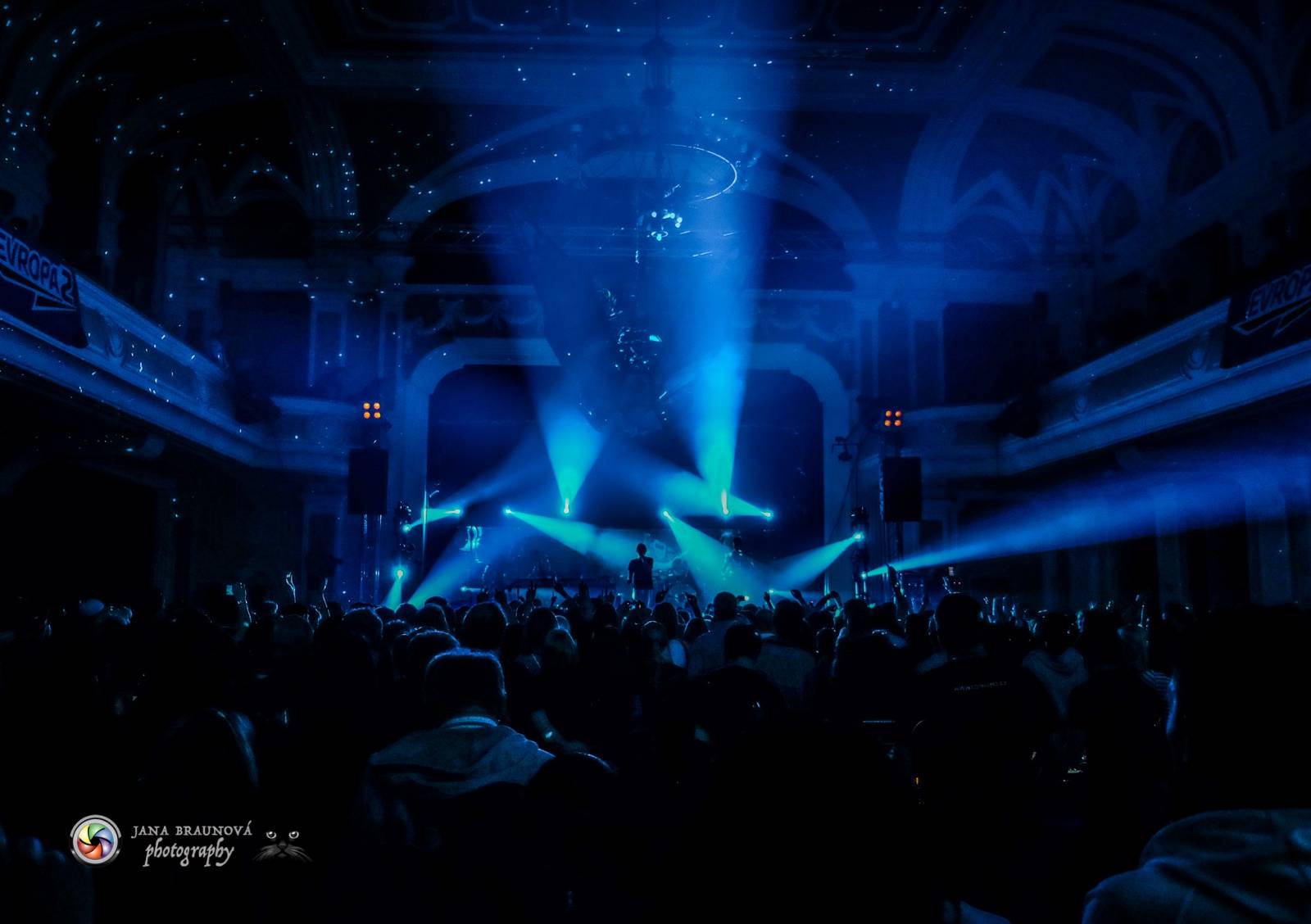 Hra zrcadel, diskokoule a kočičí mejdan: Mandrage zahájili turné v Plzni