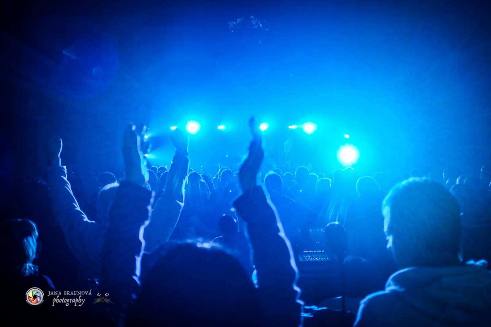 Hra zrcadel, diskokoule a kočičí mejdan: Mandrage zahájili turné v Plzni