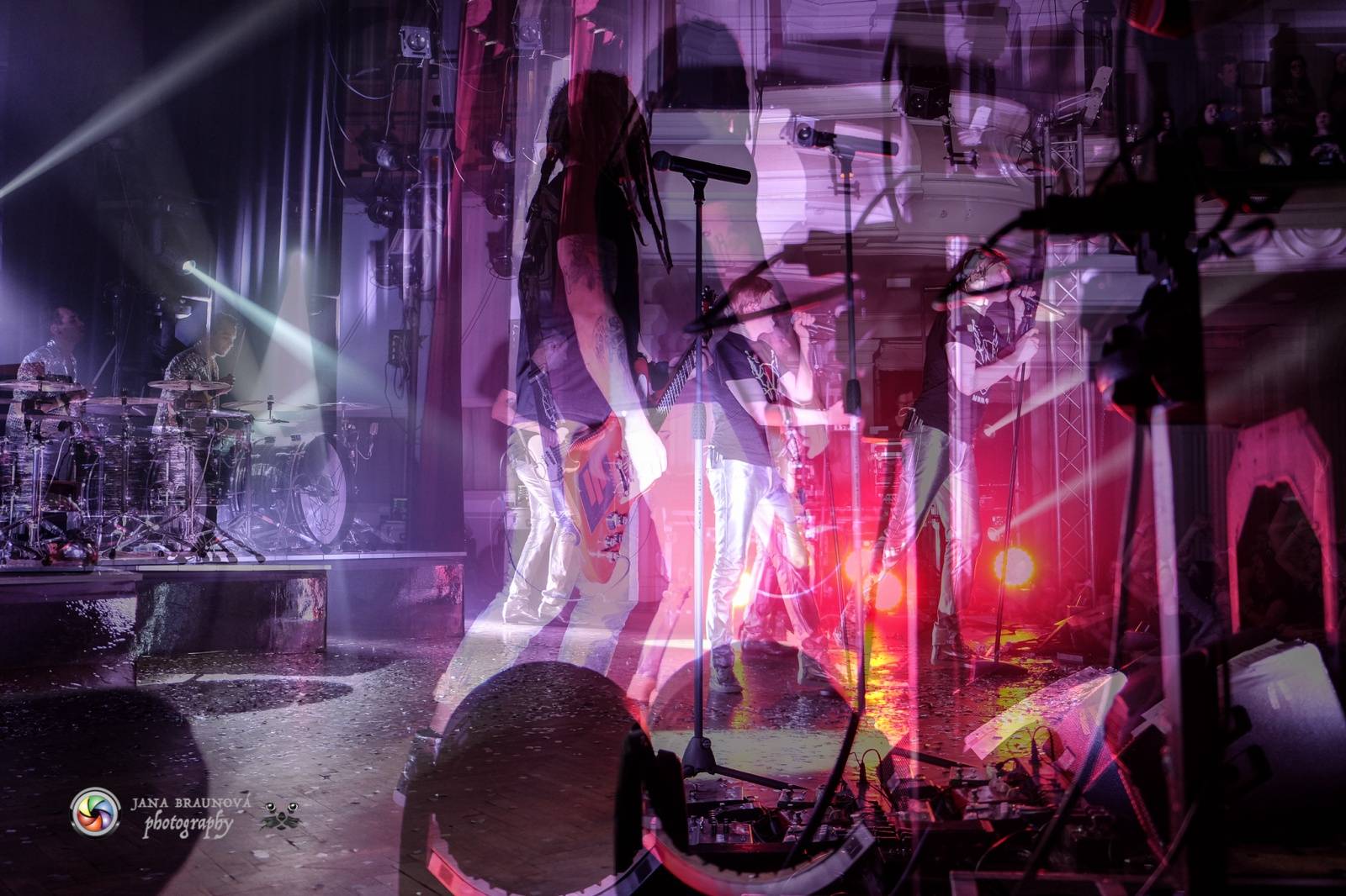 Hra zrcadel, diskokoule a kočičí mejdan: Mandrage zahájili turné v Plzni