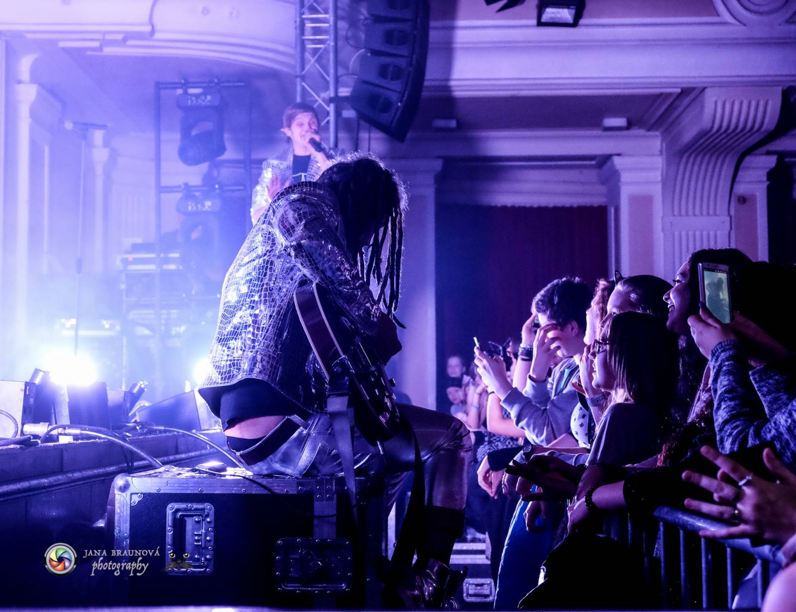 Hra zrcadel, diskokoule a kočičí mejdan: Mandrage zahájili turné v Plzni