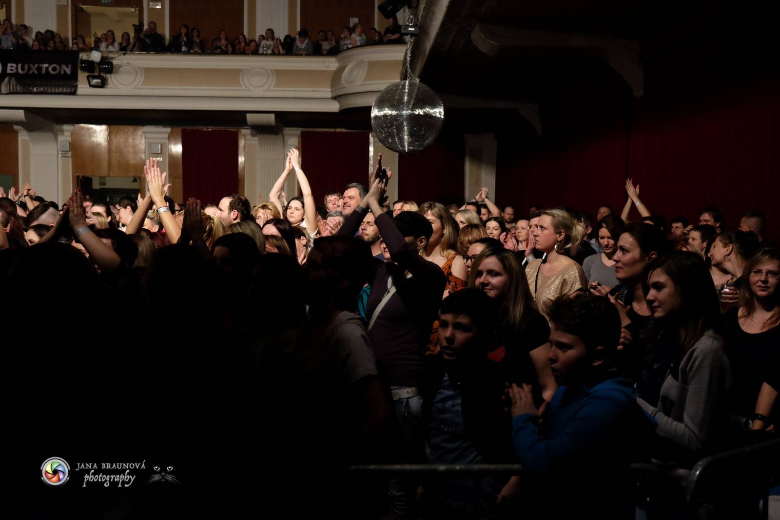 Hra zrcadel, diskokoule a kočičí mejdan: Mandrage zahájili turné v Plzni