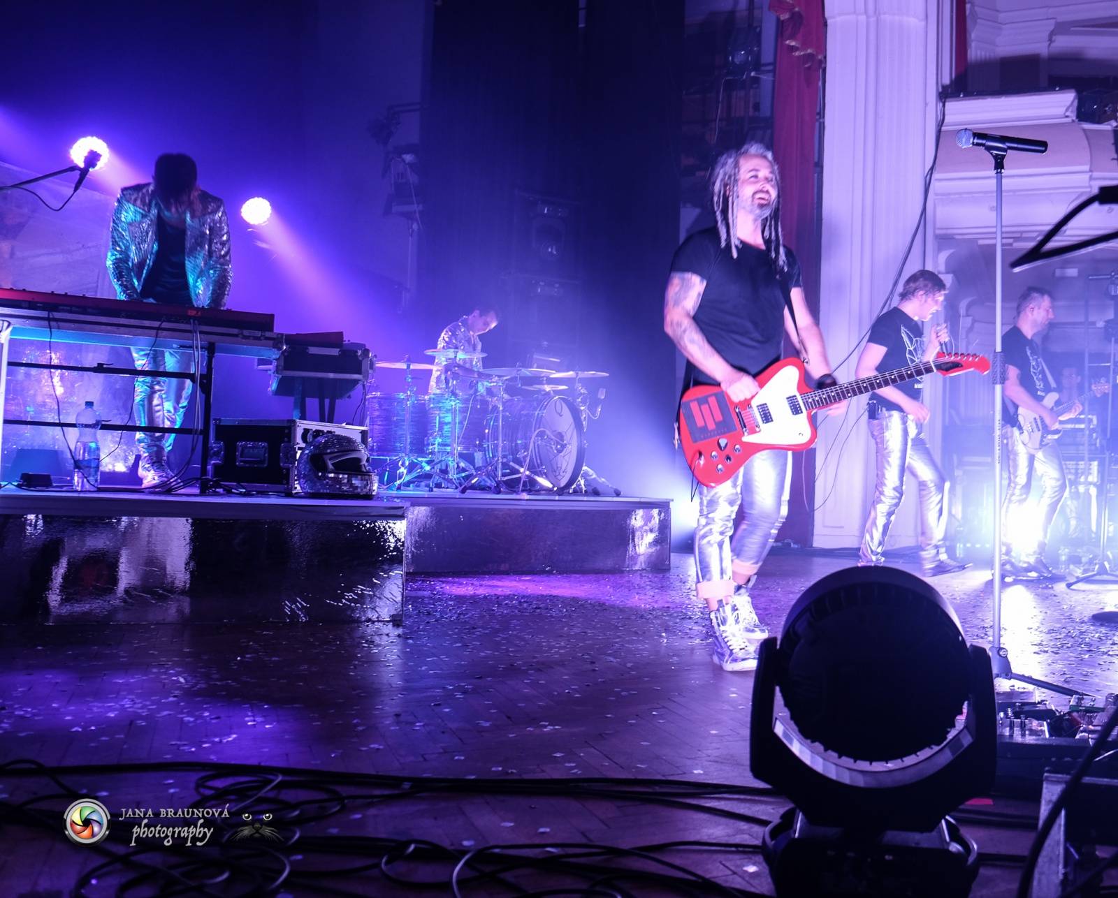 Hra zrcadel, diskokoule a kočičí mejdan: Mandrage zahájili turné v Plzni