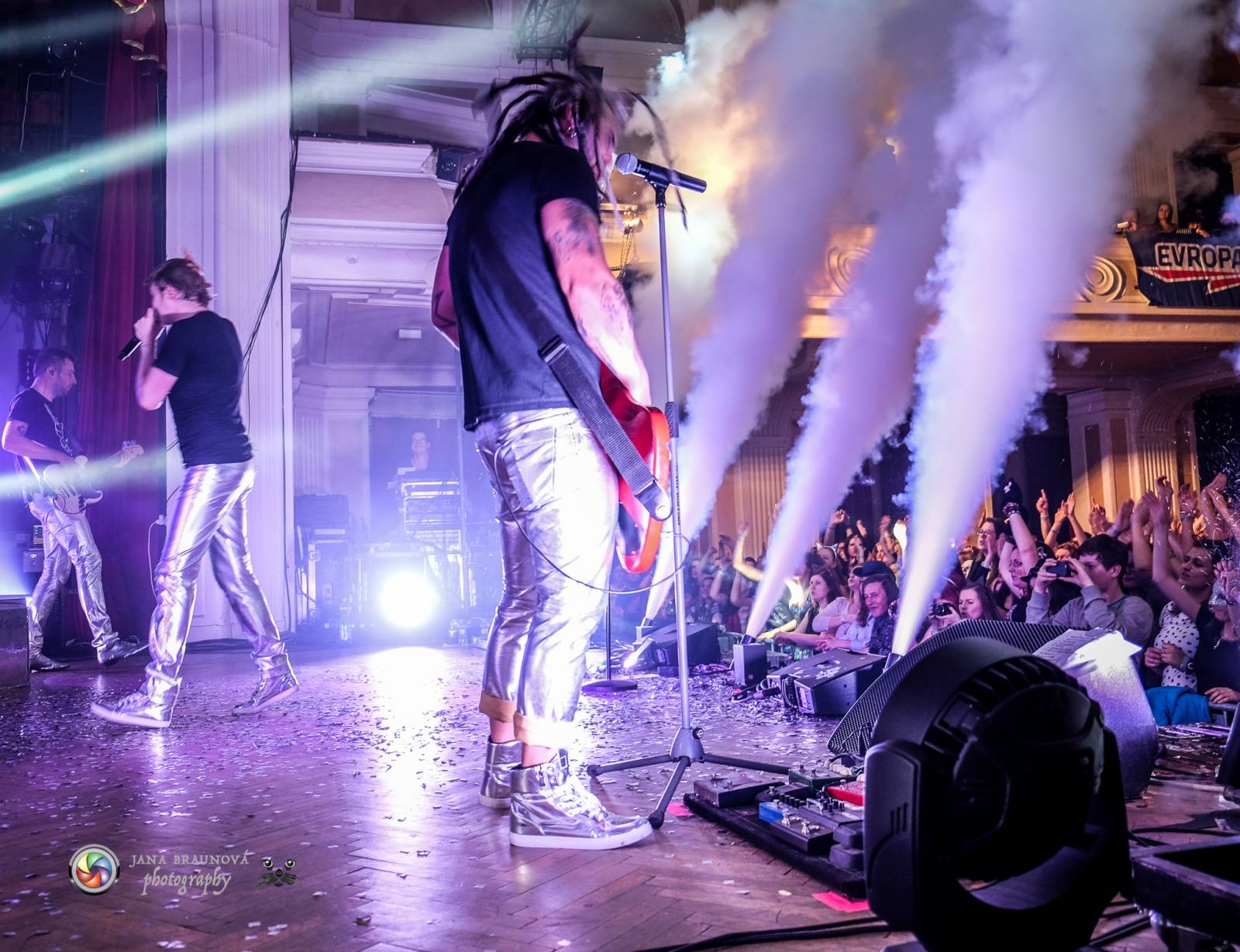 Hra zrcadel, diskokoule a kočičí mejdan: Mandrage zahájili turné v Plzni