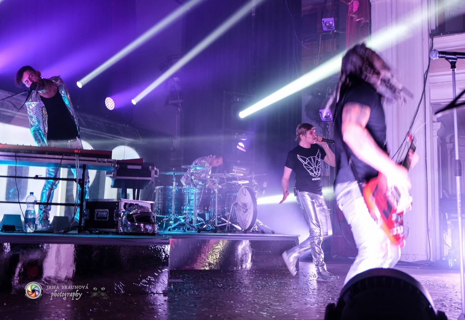 Hra zrcadel, diskokoule a kočičí mejdan: Mandrage zahájili turné v Plzni