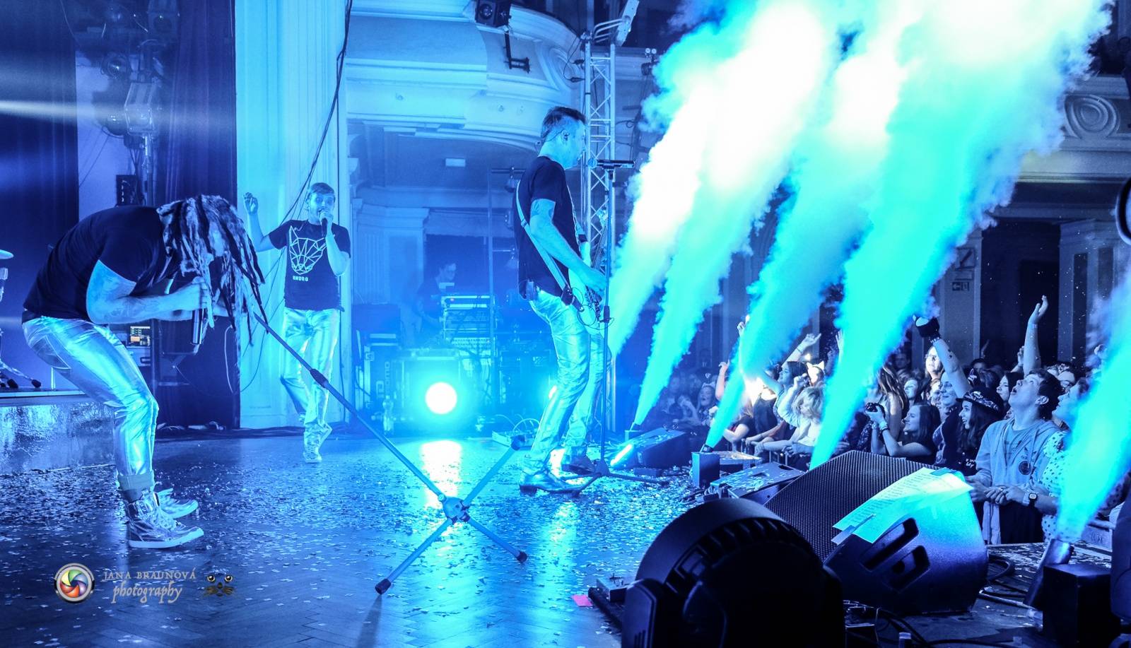 Hra zrcadel, diskokoule a kočičí mejdan: Mandrage zahájili turné v Plzni