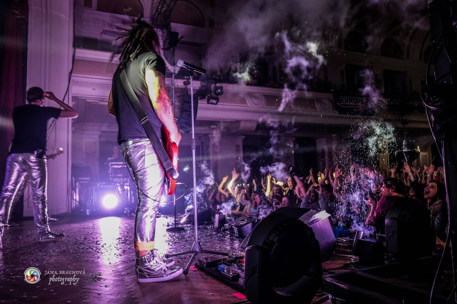 Hra zrcadel, diskokoule a kočičí mejdan: Mandrage zahájili turné v Plzni