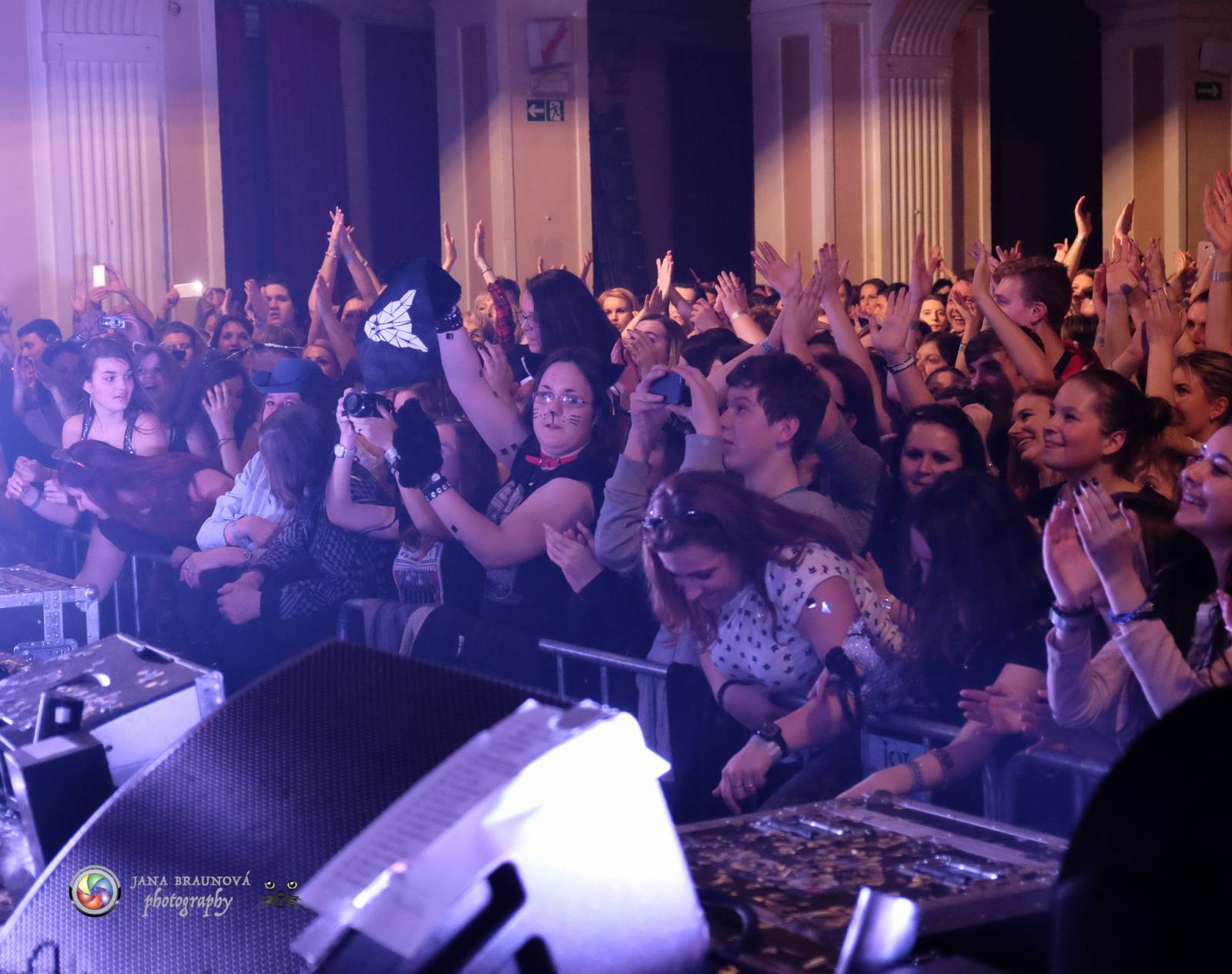 Hra zrcadel, diskokoule a kočičí mejdan: Mandrage zahájili turné v Plzni