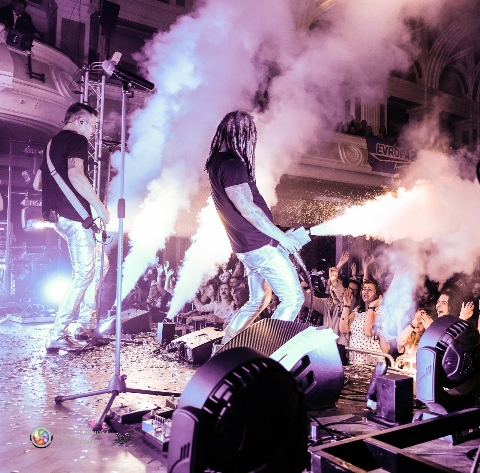 Hra zrcadel, diskokoule a kočičí mejdan: Mandrage zahájili turné v Plzni