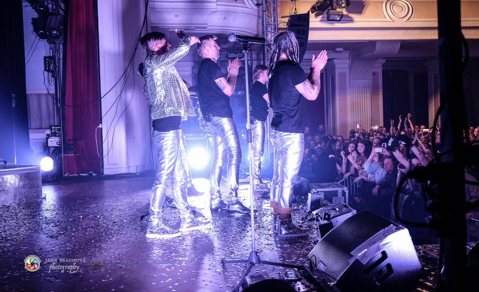 Hra zrcadel, diskokoule a kočičí mejdan: Mandrage zahájili turné v Plzni