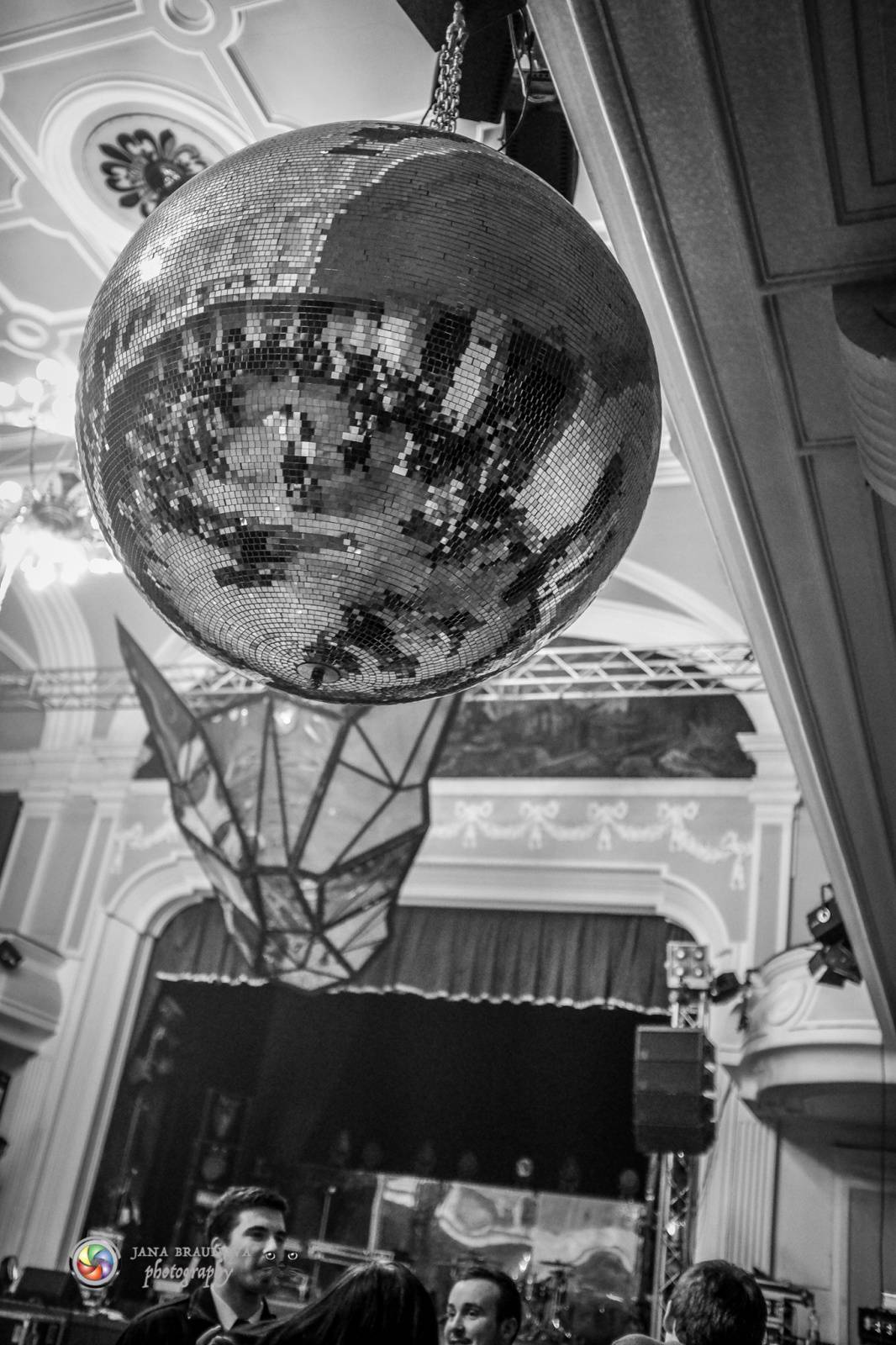 Hra zrcadel, diskokoule a kočičí mejdan: Mandrage zahájili turné v Plzni