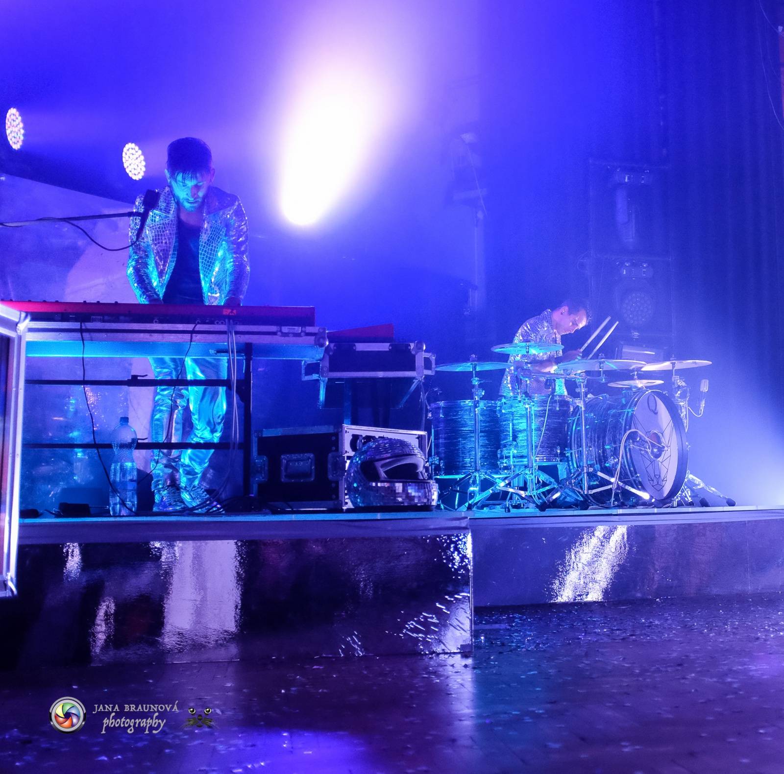 Hra zrcadel, diskokoule a kočičí mejdan: Mandrage zahájili turné v Plzni